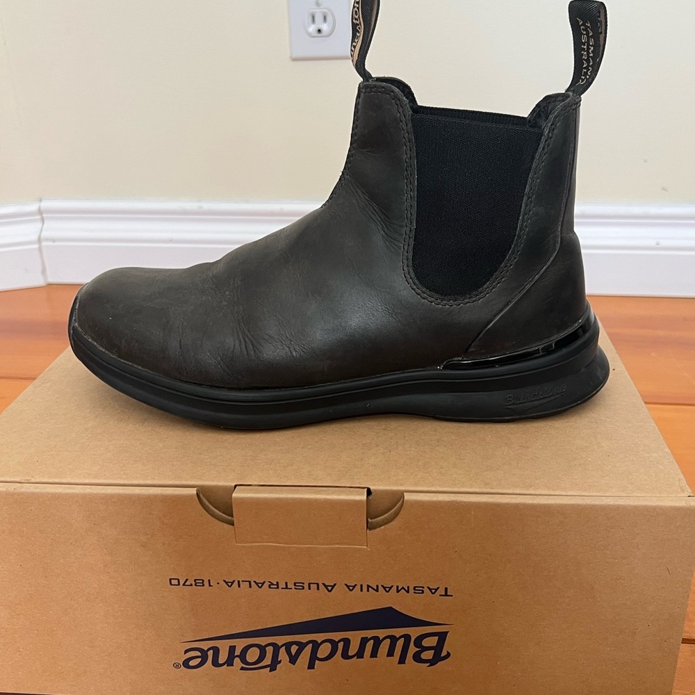 Blundstone Active Series Boots (2143) size US 9.5 / AUS 8.5